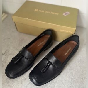 New Naturalizer women’s  Black leather Loafers with tassels Sz 8